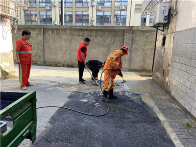 育才东苑社区:迎国庆、老旧小区清洗路面换新颜暖人心