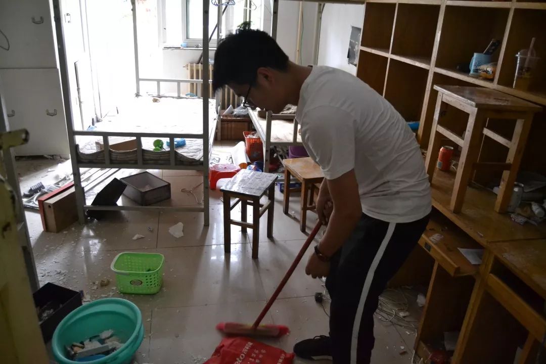 我院组织学生打扫毕业生宿舍卫生