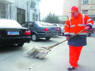 保洁员扫马路11年培养出博士儿 女儿也是大学生