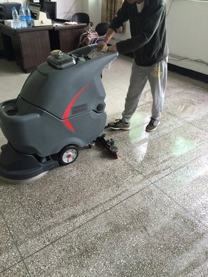 洗地机和扫地机在商场超市医院工厂车间中的应用