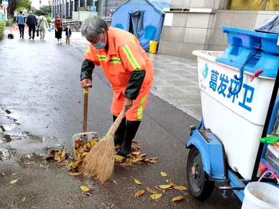 暴雨后,环卫工人和泥沙、落叶干上了!