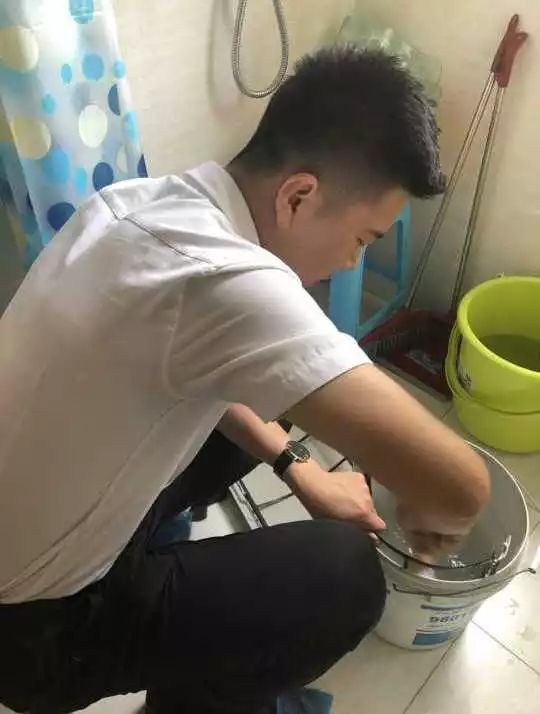 罗兰品质服务月,免费空调清洗在行动