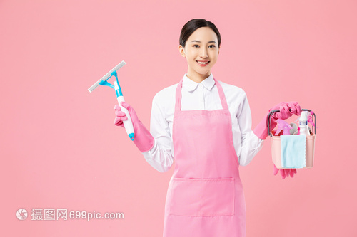 家政保洁员使用玻璃刷的专业清洁技术