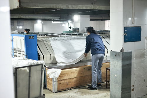 春运背后的无名英雄 铁路卧具洗涤工的坚守与担当