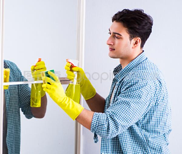 镜中人生 酒店清洁工的坚守与反思