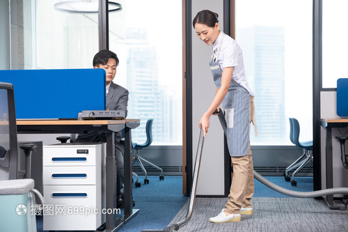 专业有序 老板指挥保洁人员进行地毯深度清洁全记录